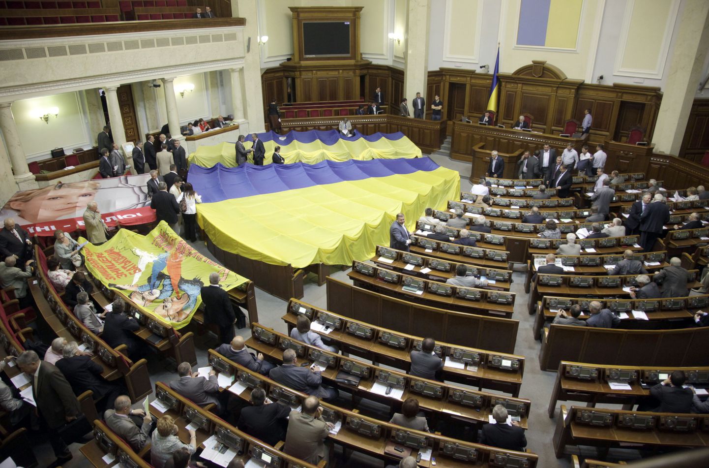 Esimese hääletuse eel kattis opositsioon oma istekohad Ukraina lipuga.