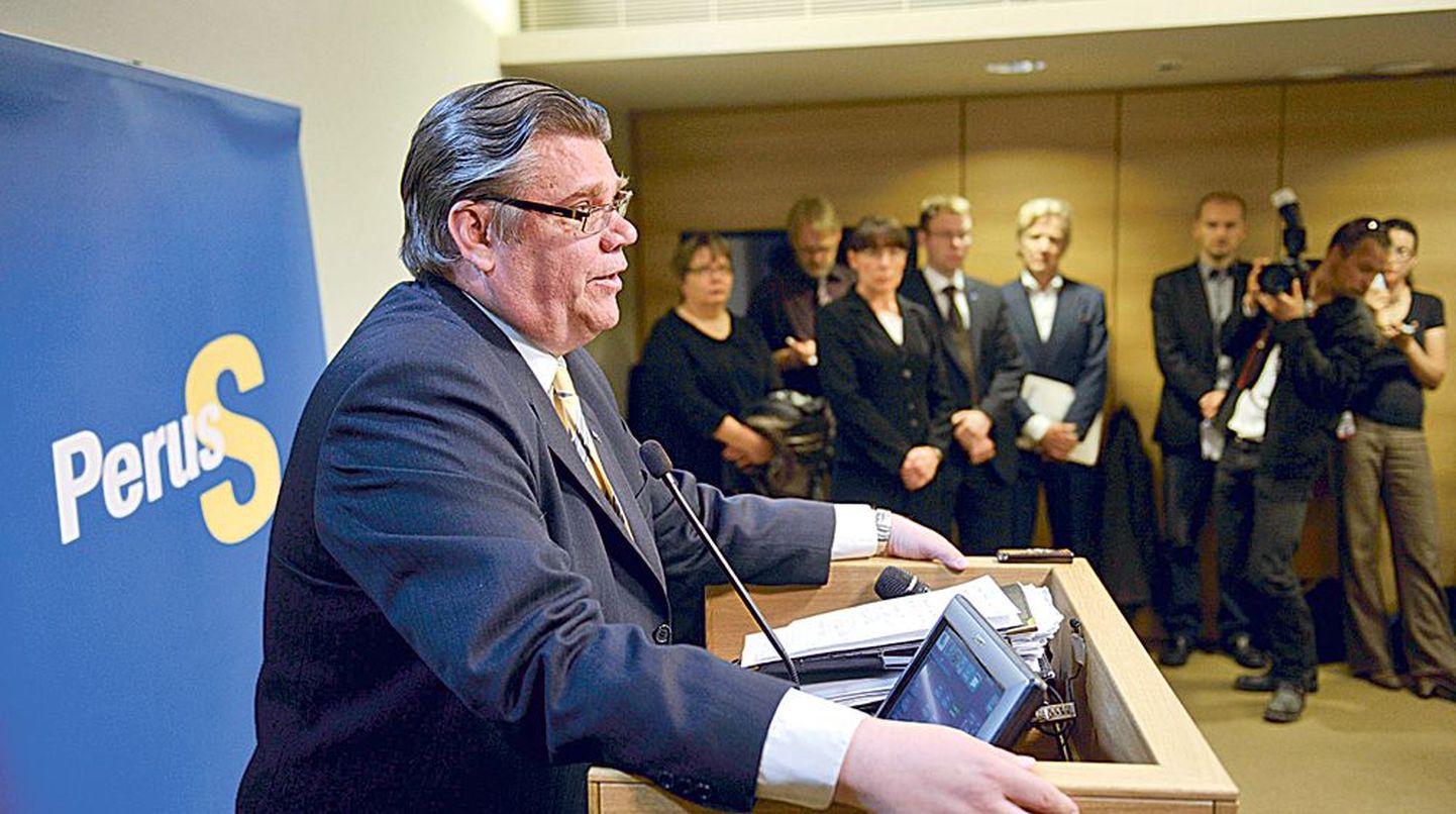 Timo Soini eilsel pressikonverentsil, kus ta teatas, et Põlissoomlased valitsusse ei lähe. Partei liider ütles matusemeeleolus üritusel mitu korda nukralt: «Nii ei saa elada!»