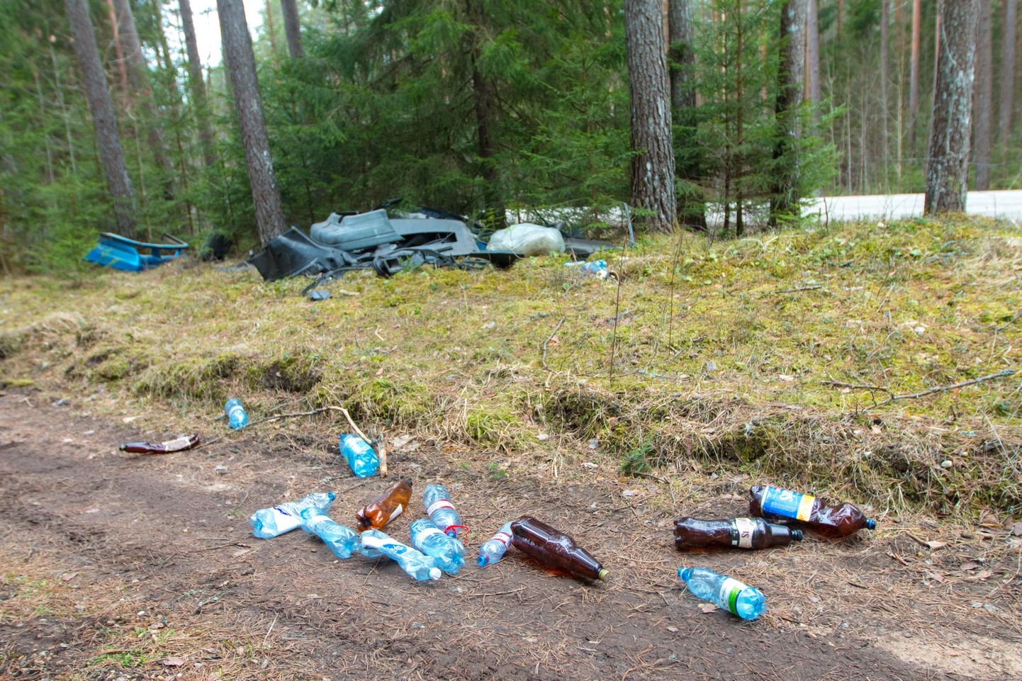 Lätikeelsete kirjadega, valdavalt pooleteise-kaheliitriseid pudelid võis hulgaliselt leida ka metsateelt.