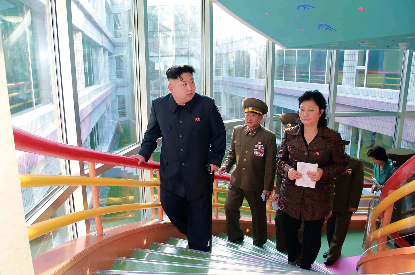 Põhja-Korea diktaatori Kim Jong-uni vasak käsi toetub kepile.