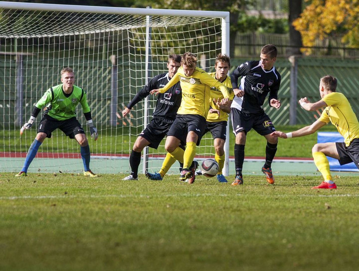 Viljandi jalgpallimeeskond kohtub homme kodustaadionil enda jaoks üliolulise mängul Paide linnameeskonnaga.