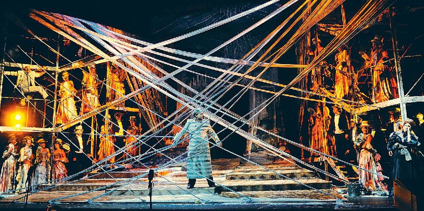 Гламурный интерьер петербургского салона в опере Умберто Джордано «Сибирь». В центре Андрей     Вылегжанин в роли Сутенера.