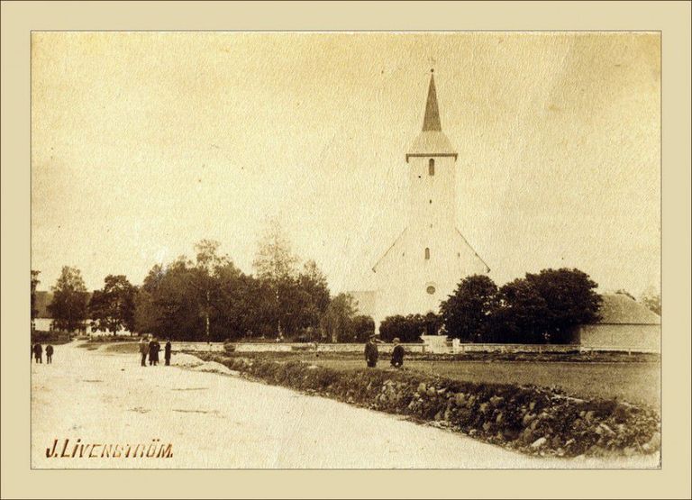 Koeru keskusest tehtud fotot on kasutatud raamatus "KOERU. Pildirännak läbi endisaegse alevi ja kihelkonna". Loe foto saamisest pikemalt aadressilt www.vanadpildid.net/seni-vanim-koeru-kiriku-pilt