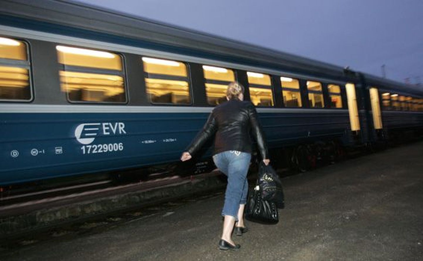 Rongi saabumine Peterburist Rakveresse ja ka Tallinna hilisõhtul tähendab turistide jaoks ühte lisaööd ehk täiendavat kulu.