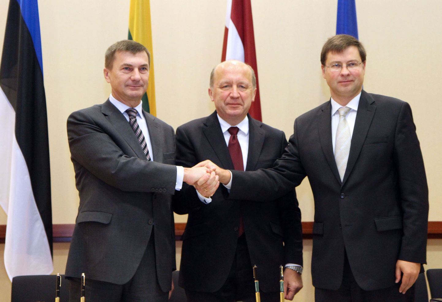 Eesti peaminister Andrus Ansip (vasakult) koos Leedu ja Läti ametivendade Andrius Kubiliuse ja Valdis Dombrovskisega täna Vilniuses Balti Ministrite Nõukogu kohtumisel.