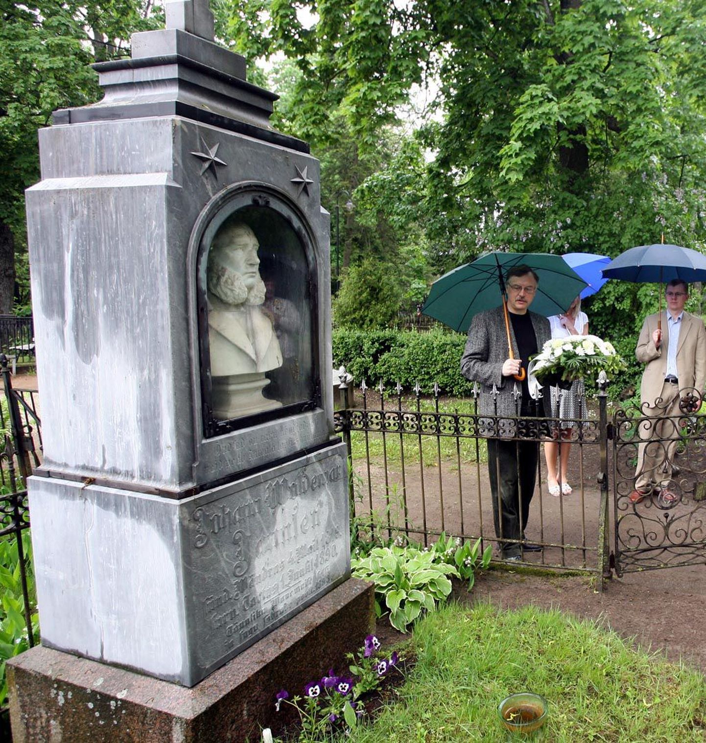 Johann Voldemar Jannsen on maetud Tartusse Raadi kalmistule, kus teda igal aastal l6. mail mälestamas käiakse.