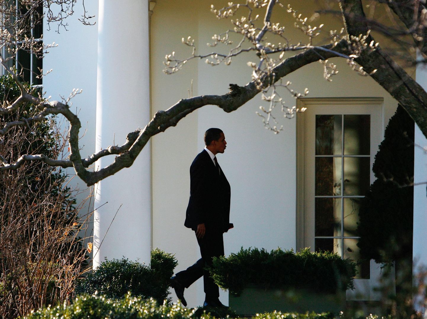 Барак Обама у входа в Белый Дом.