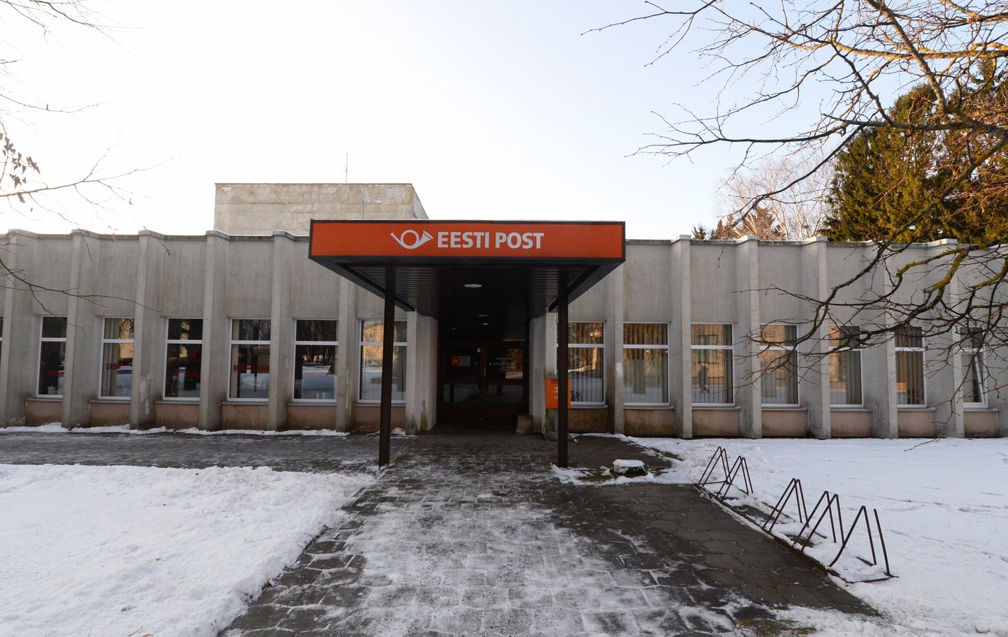 Praegu töötab Jõgeval Eesti Posti hoones postkontor ja kandekeskus. Aprillis kolib Tallinnast sinna ka üleriigiline kõnekeskus.