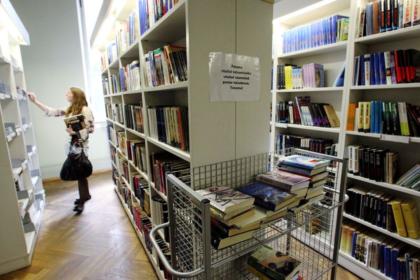 Tallinna Keskraamatukogu jätkab tavapärast tööd. Kuigi mõned nende harukogudest kollektiivpuhkavad, avas rekonstrueerimistöödeks Rahvusraamatukogu esmaspäeval keskraamatukogus teeninduspunkti.