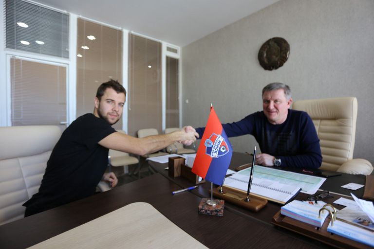 29-aastane Eesti koondise poolkaitsja Sergei Mošnikov lõi aastaks käed Valgevene kõrgliigas mullu neljandaks jäänud FK Minskiga. FOTO: