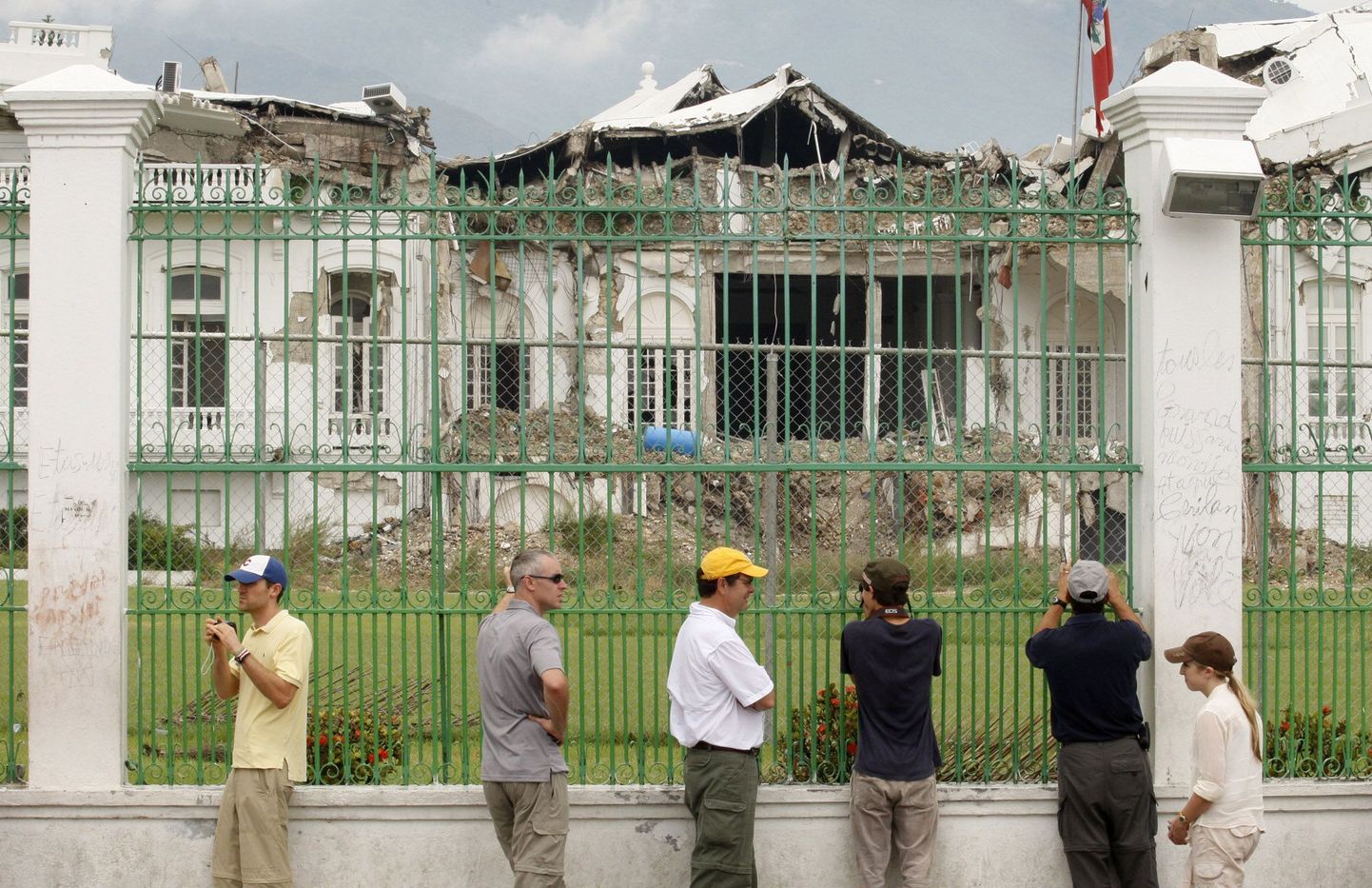 Pildil jäädvustavad turistid Haiti pealinna tabanud maavärina tagajärgi.