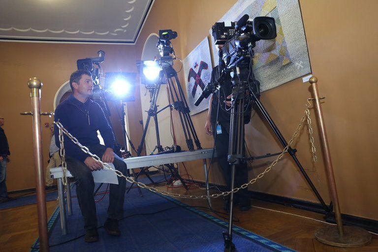 Утром в день выборов президента в Рийгикогу еще тихо. Только журналисты готовятся к освещению событий. Фото: Jaanus Lensment.