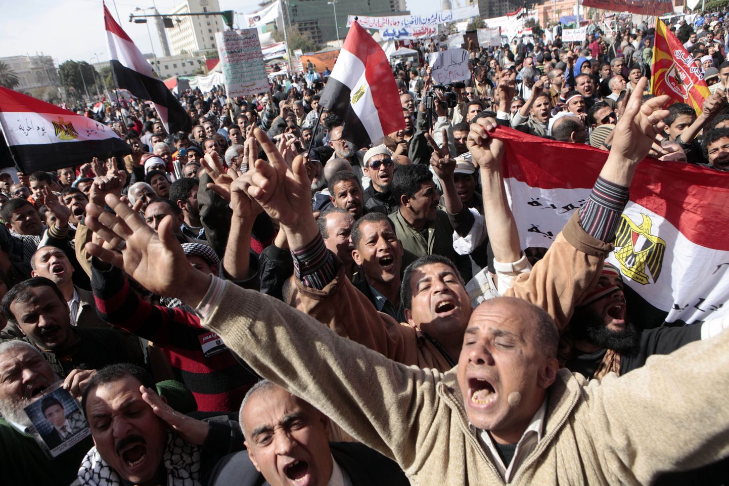 Egtptlased on aasta pärast Hosni Mubaraki tagasiastumist endiselt rahulolematud. Nüüd on vihaobjektiks Mubaraki asemel sõjavägi.