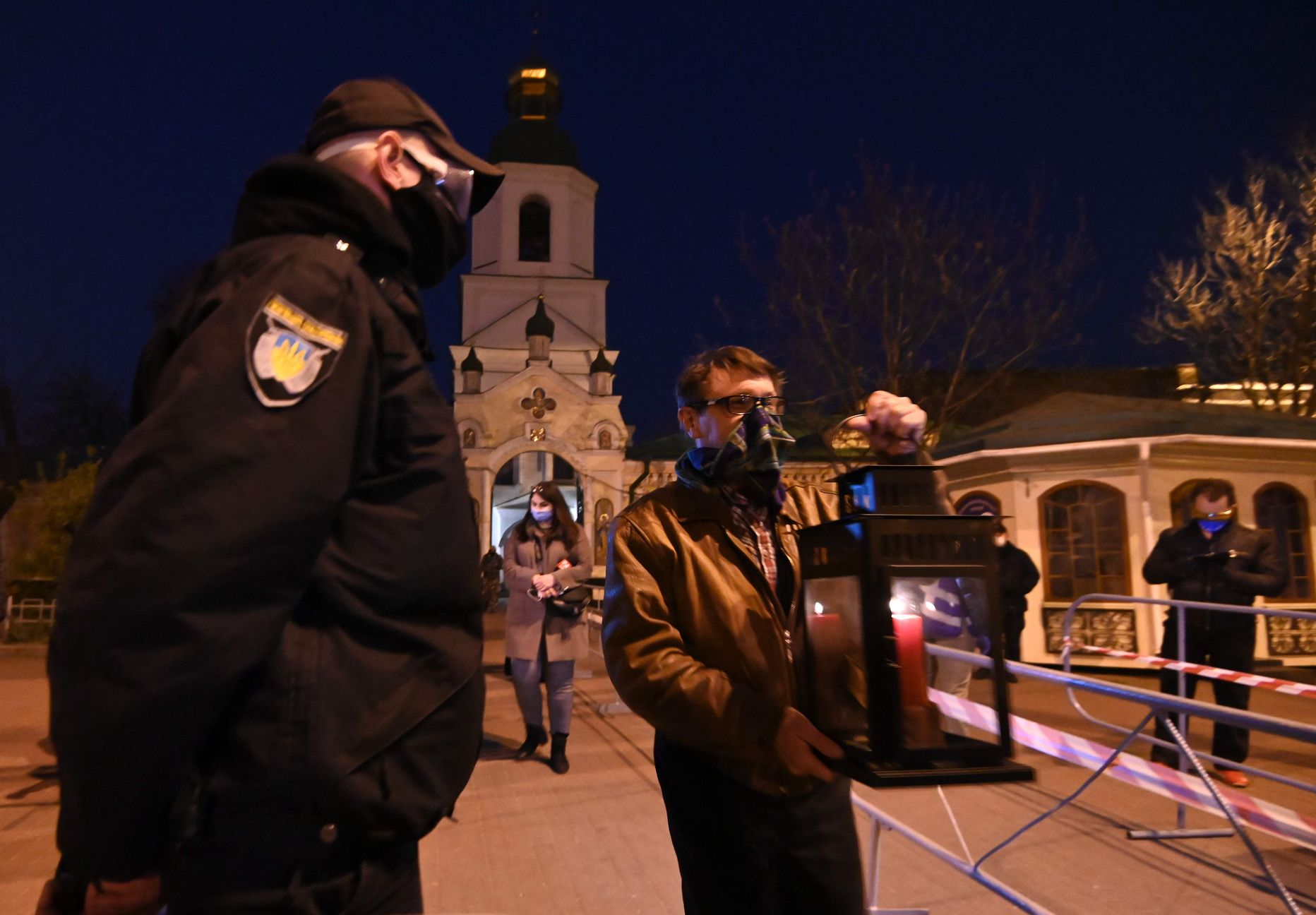 Ukraina õigeusklik kannab Jeruusalemmast saabunud Püha Tuld Kiievi Petšerski suurkloostrisse 18. aprill 2020.