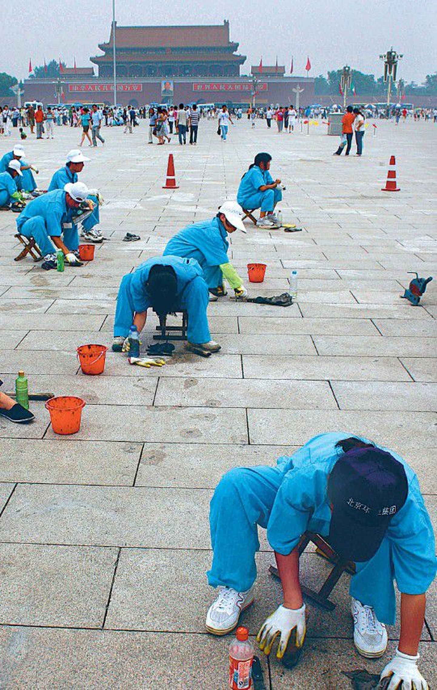 2007. aastal  võttis Hiina vastu ümberõppe seaduse, mis tähendab, et näiteks Tiananmeni väljaku puhastamiseks pandi õppurid tööle palgata, ühiskondliku töö ettekäändel.
