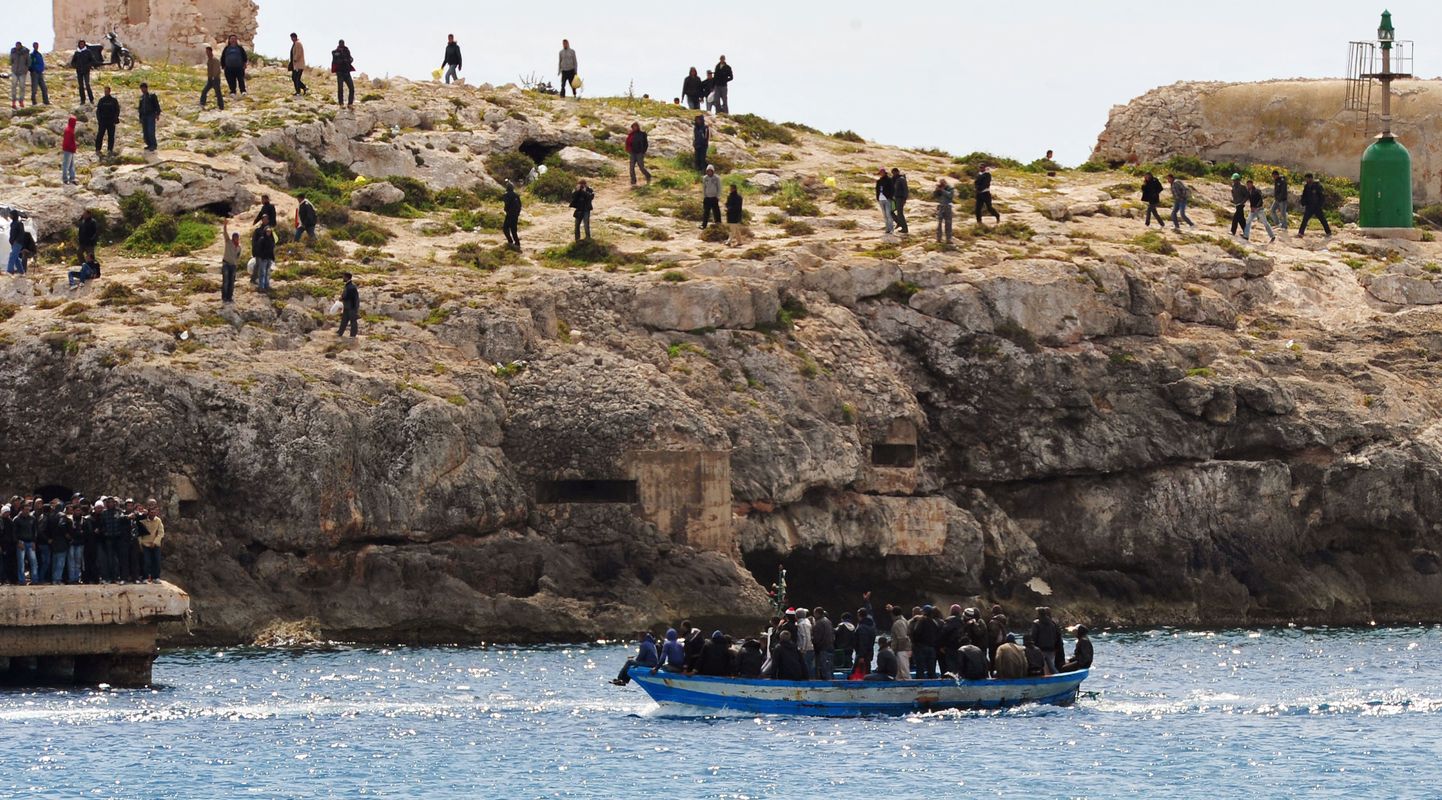 Очередной десант беженцев прибывает на Лампедузу.