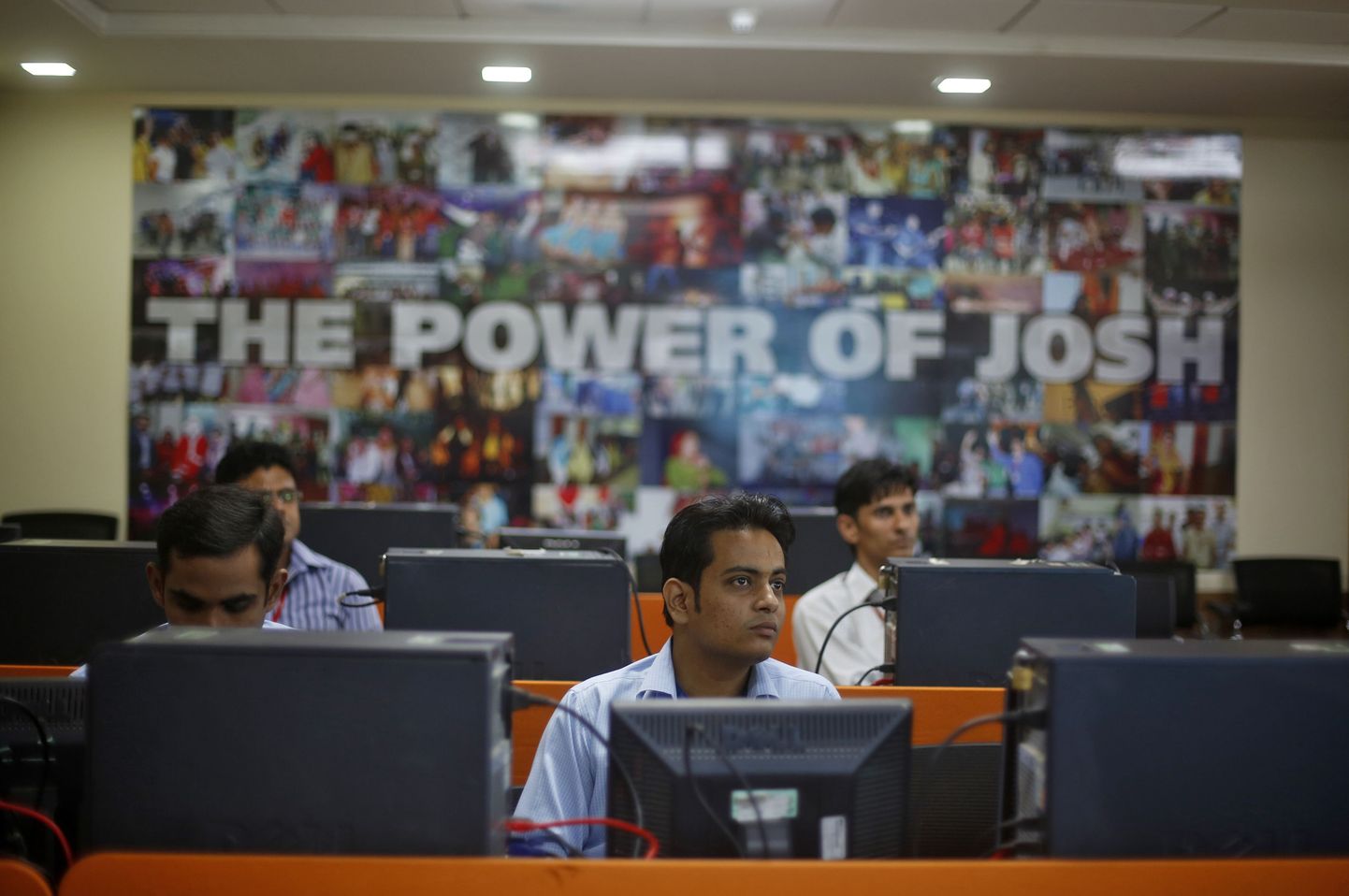 Värskelt värvatud tugiteenuse töötajad India firma Tech Mahindra kontoris Noida linnas.