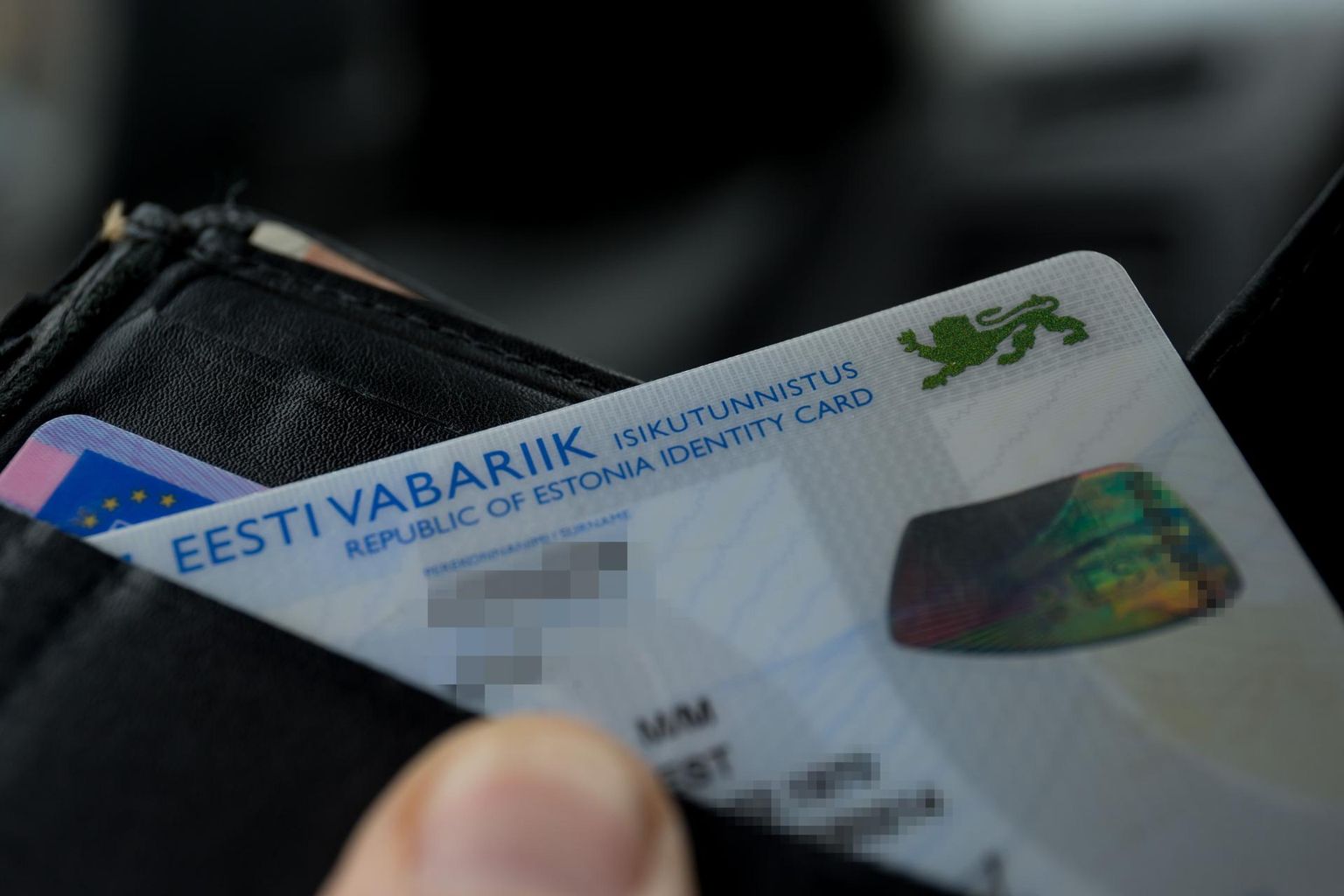 Eestis elaval Eesti kodanikul peab olema isikutunnistus alates 15. eluaastast.