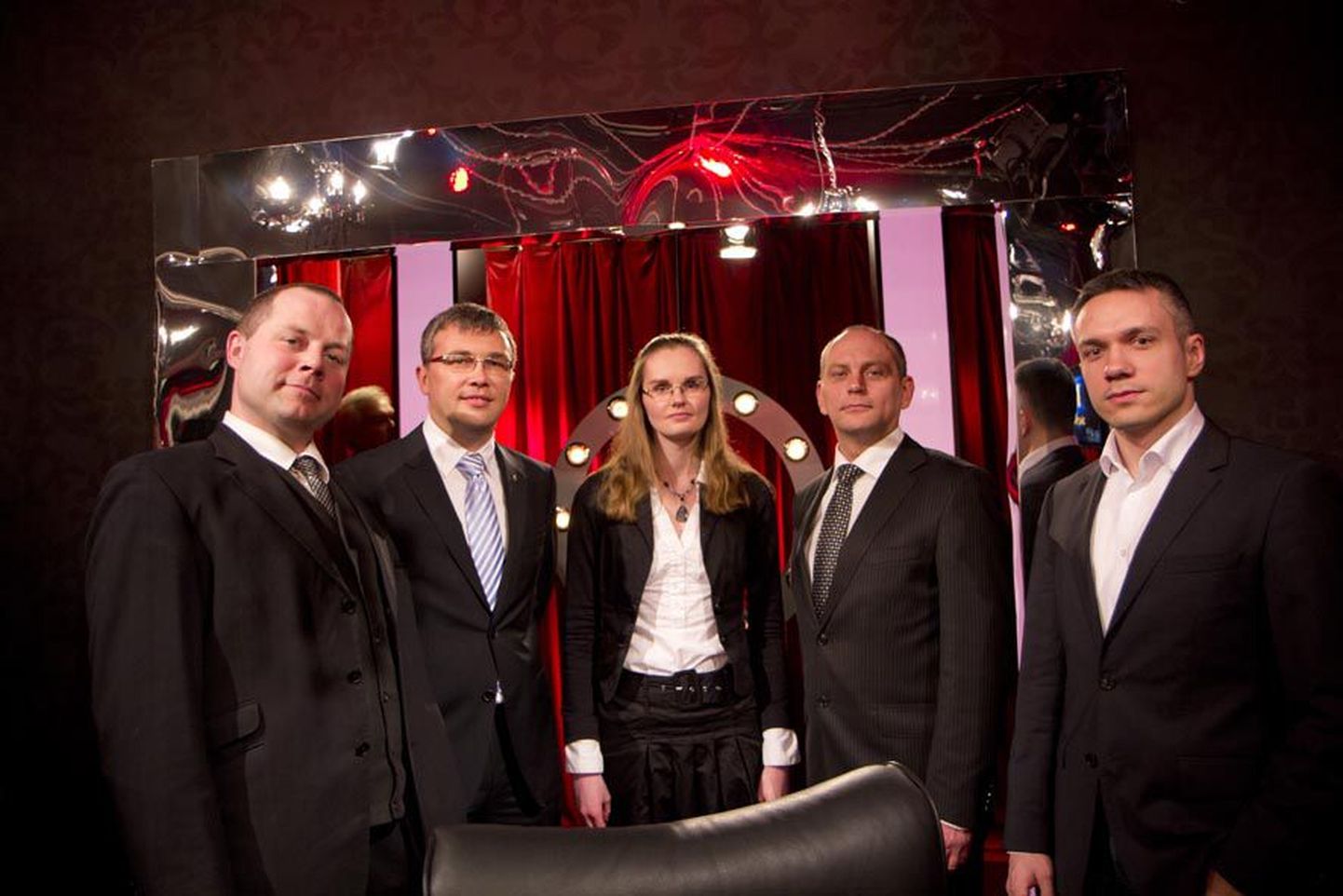 Homme hakkavad mälumängusaates televaatajate küsimustele vastuseid otsima Arlet Palmiste (vasakult), Urmas Glase, Maarit Nõmm, Alari Kirt ja Andrei Korobeinik.