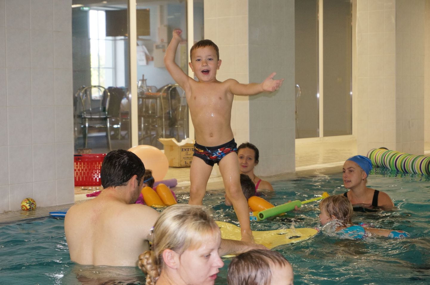 Lapsevanemad saavad enne kooliujumise algust anda oma panuse sellesse, et laps tõepoolest ujuma õpiks.