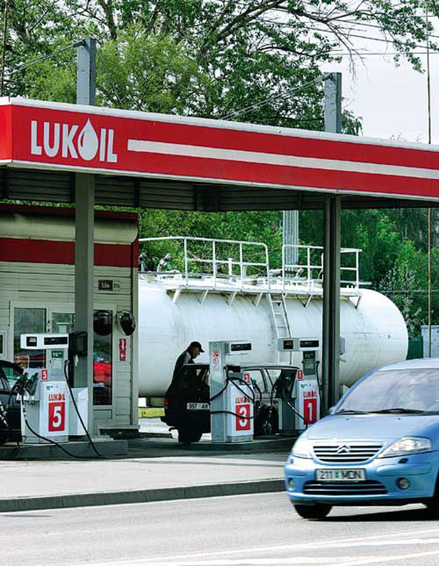 Заправка Lukoil.