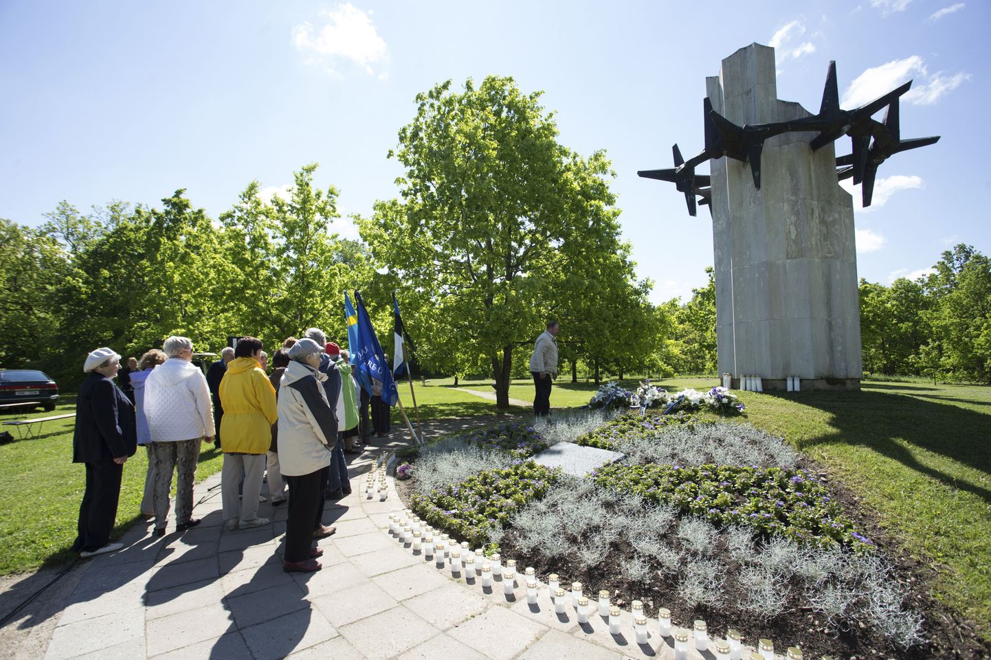 Eile asetati pärjad Okaskrooni ausamba jalamile, et mälestada neid, kes ööl vastu 14. juunit 1941. aastal Siberisse küüditati.
