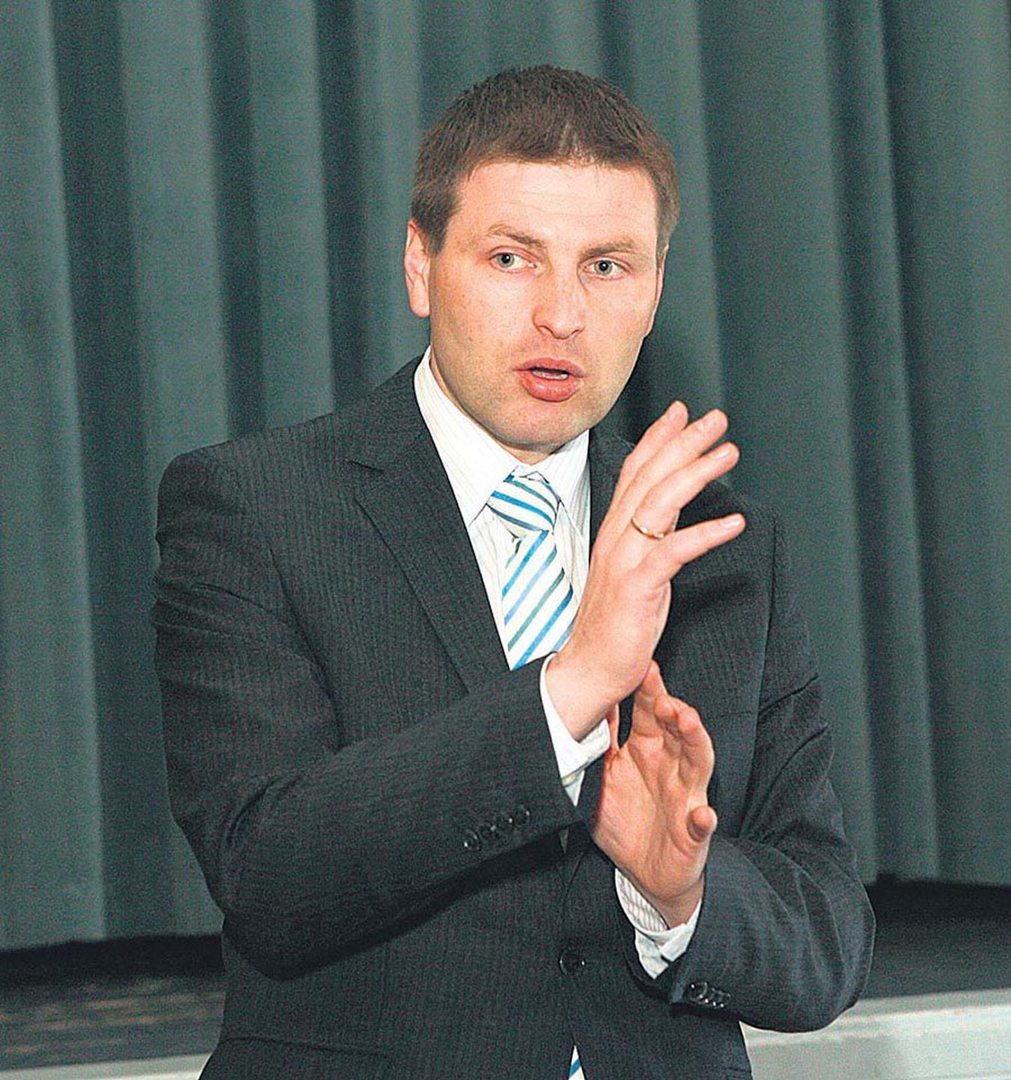 Sotsiaalminister Hanno Pevkur usub, et haiglad enam koomale tõmbama ei pea.
