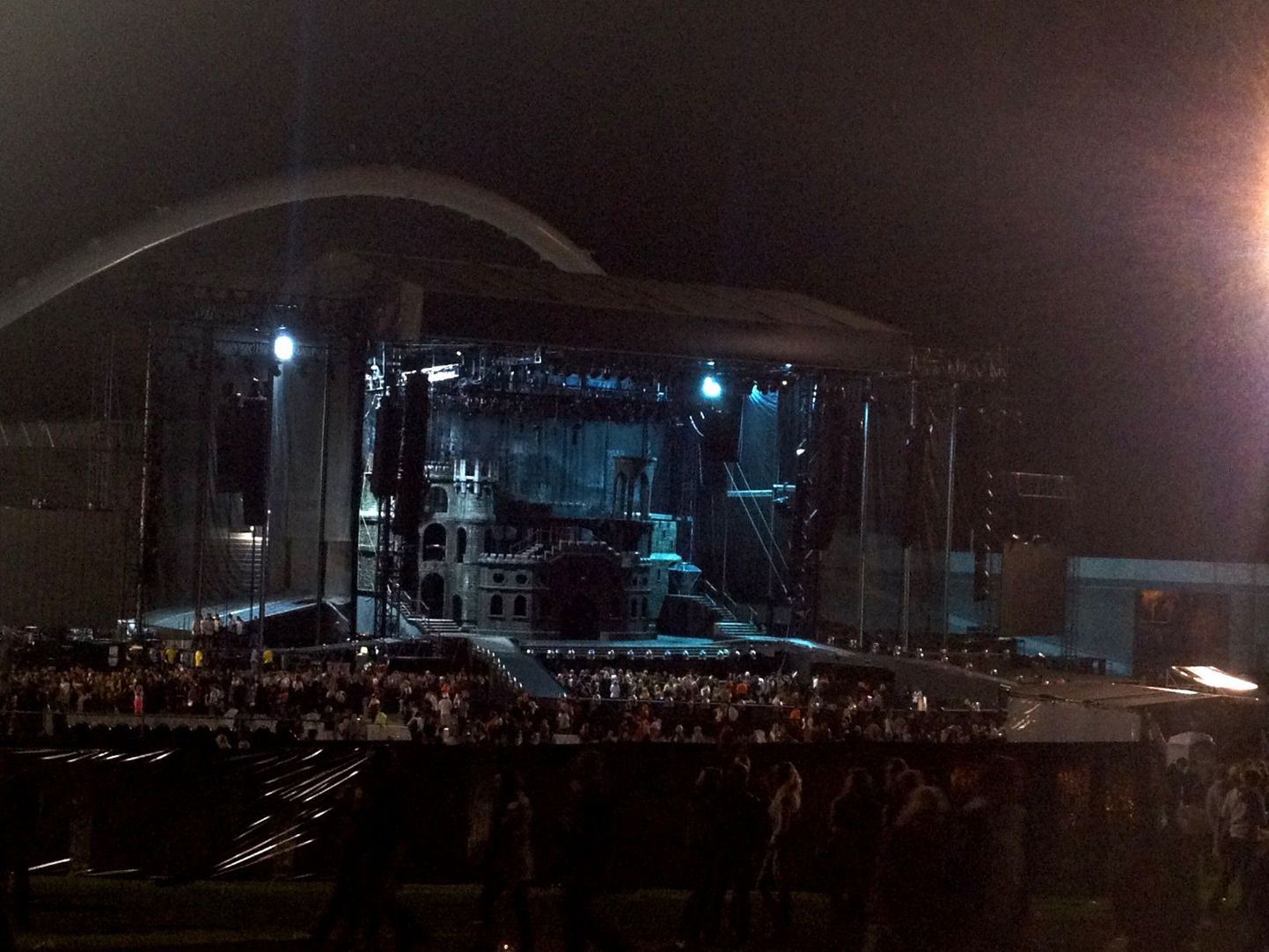 Tallinna lauluväljak pärast Lady Gaga kontserti.