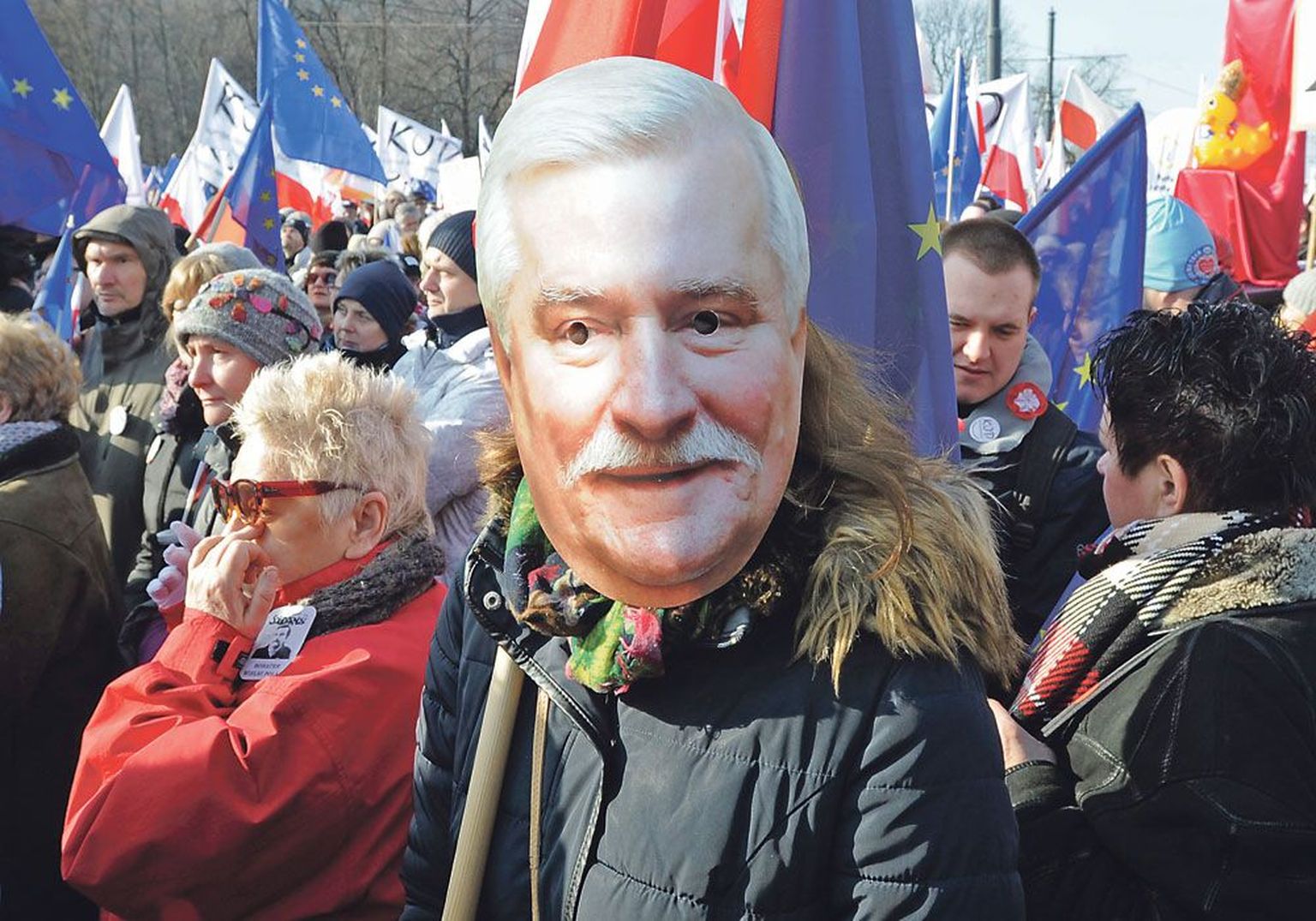 Протестующий в маске Леха Валенсы на антиправительственной акции в Варшаве 27 февраля.