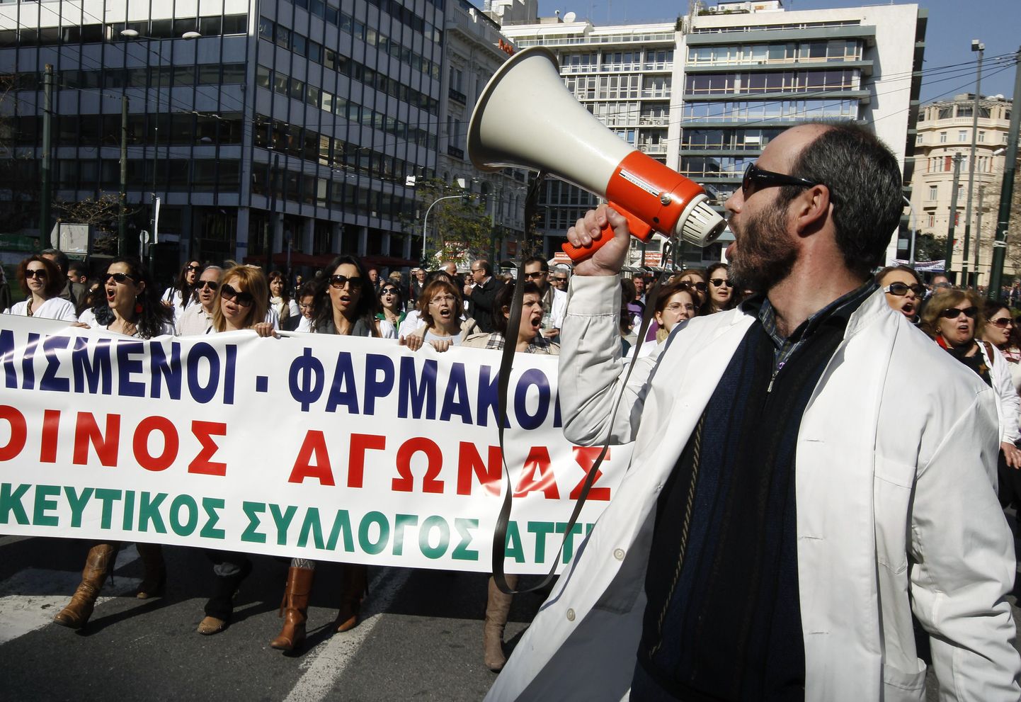 Majanduskriis on hakanud kreeklaste tervist hävitama. Fotol Kreeka meditsiinitöötajate protestiaktsioon