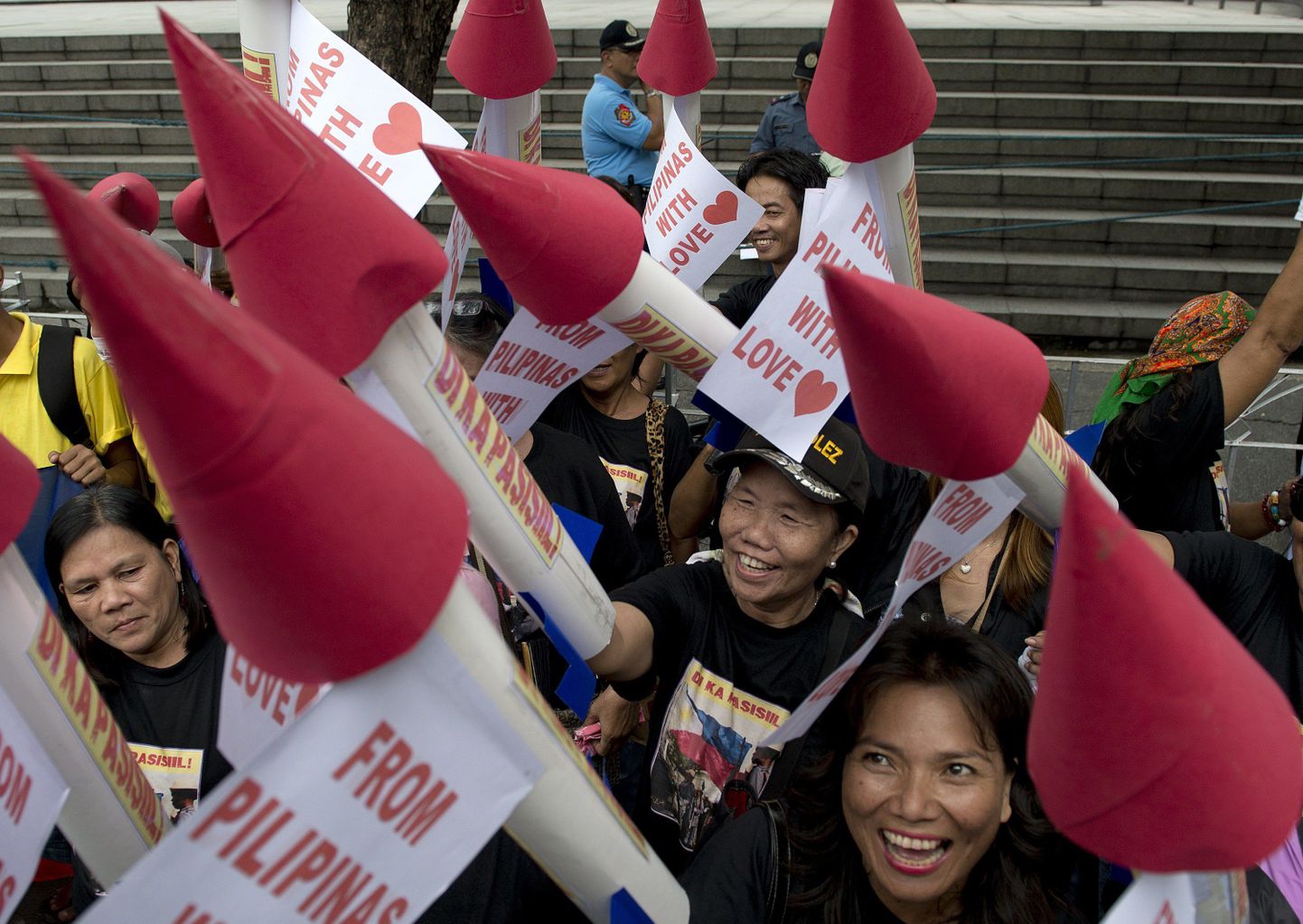 Filipiinlased osalesid nädal tagasi Manilas Hiina saatkonna ees niinimetatud ülemaailmsel Hiina agressiooni vastasel päeval ning vehkisid paberrakettidega.