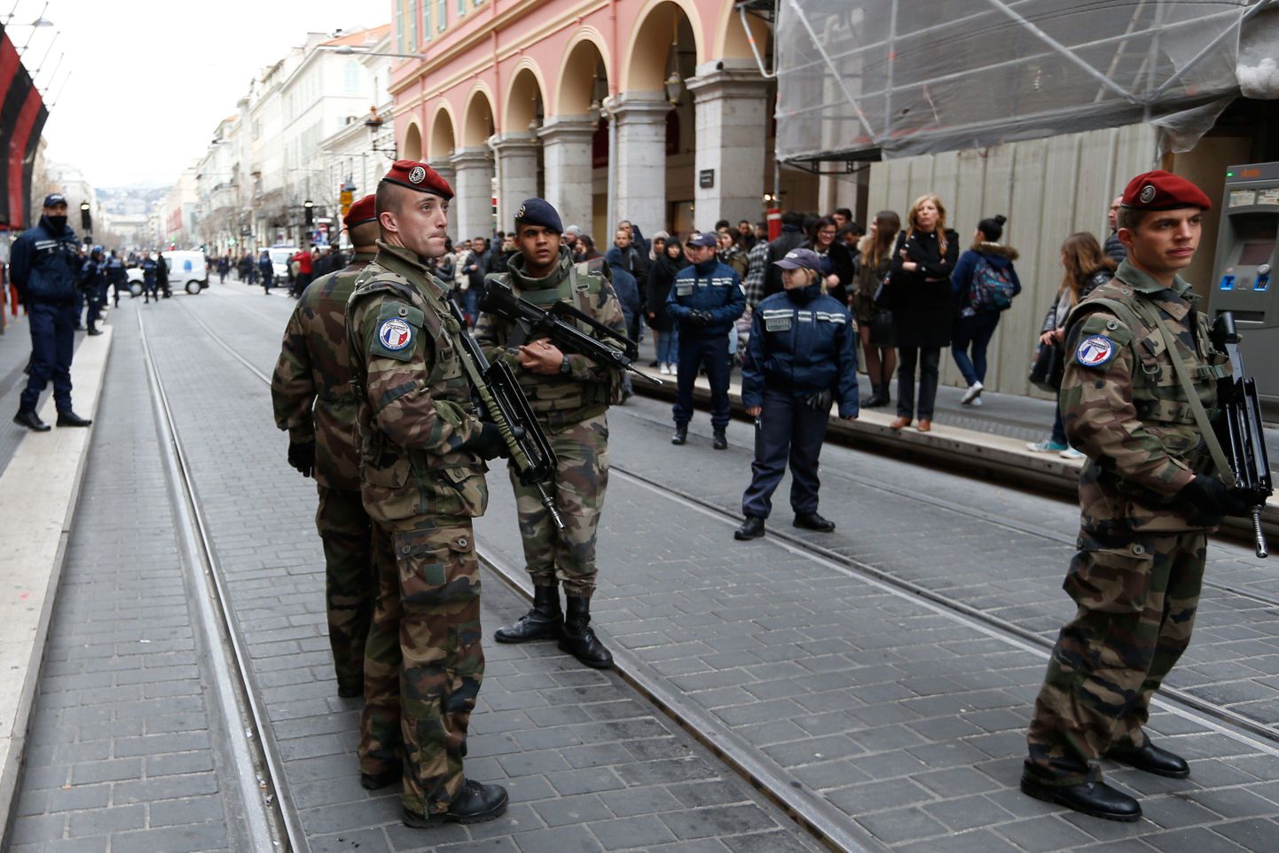 Sõdurid ja politseinikud täna Nice'is intsidendi toimumispaigas.