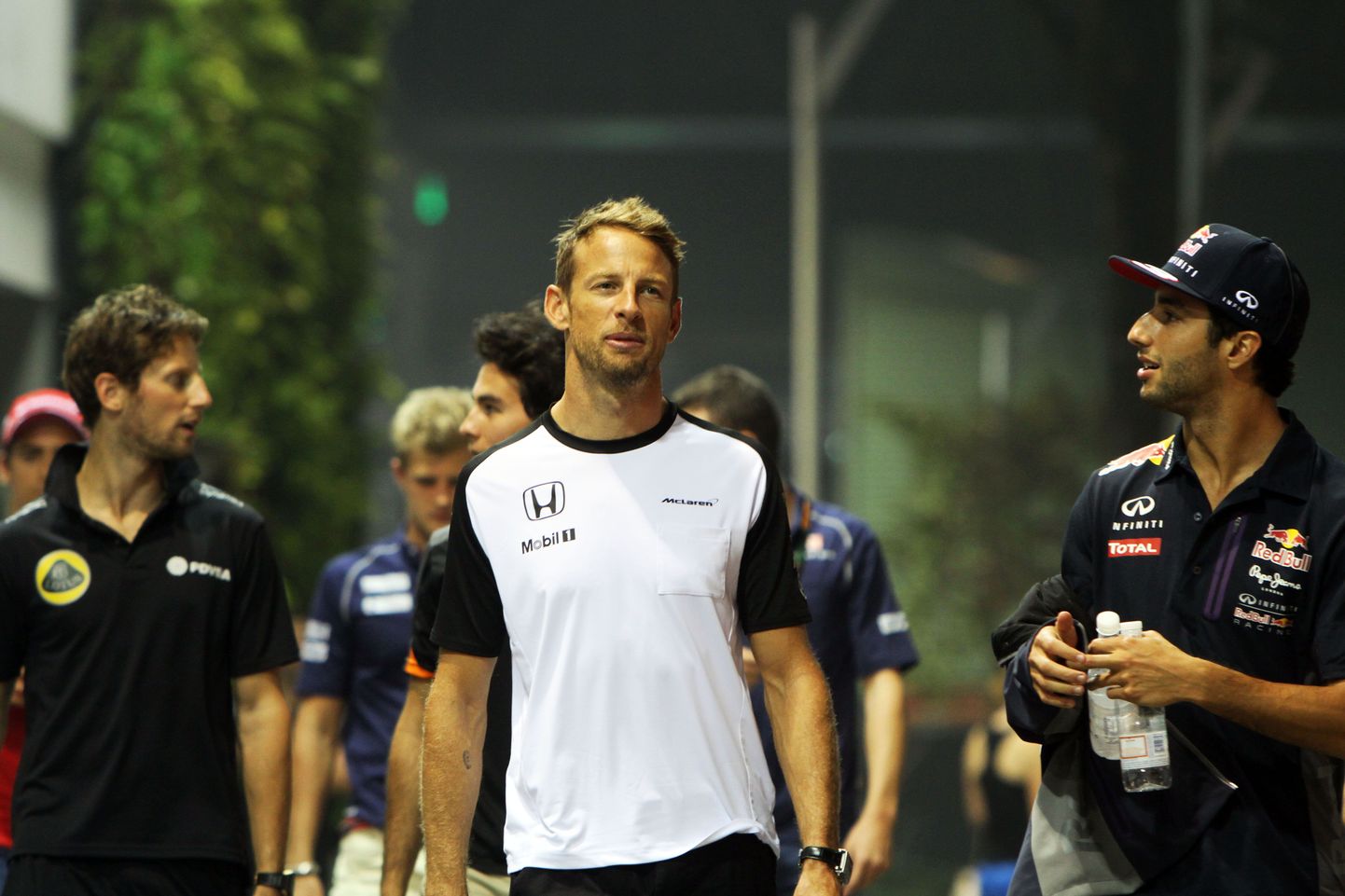 Jenson Button (keskel).