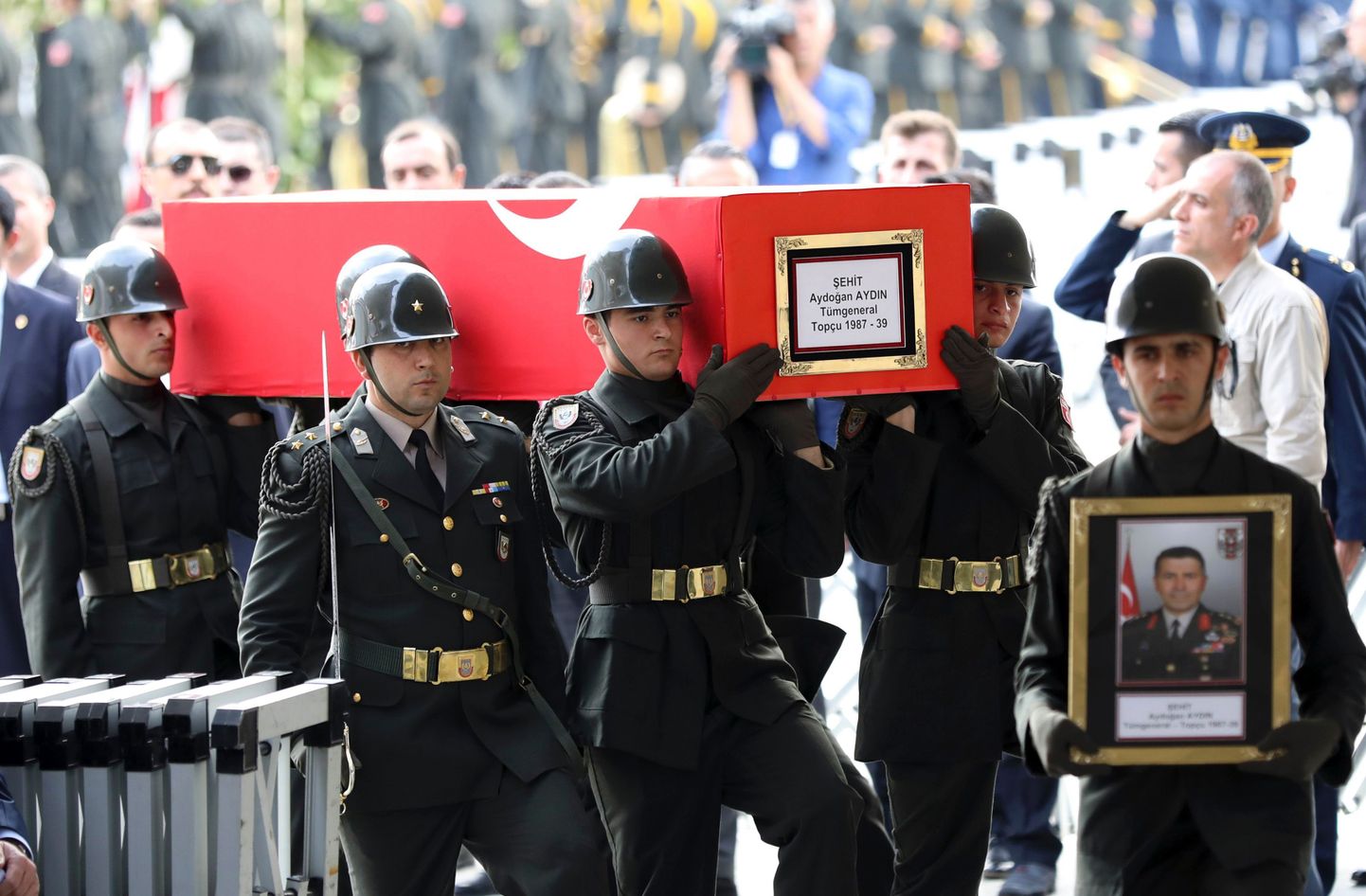 Alla kukkunud Türgi armee helikopteris viibinud kindralmajor Aydogan Aydini matused.