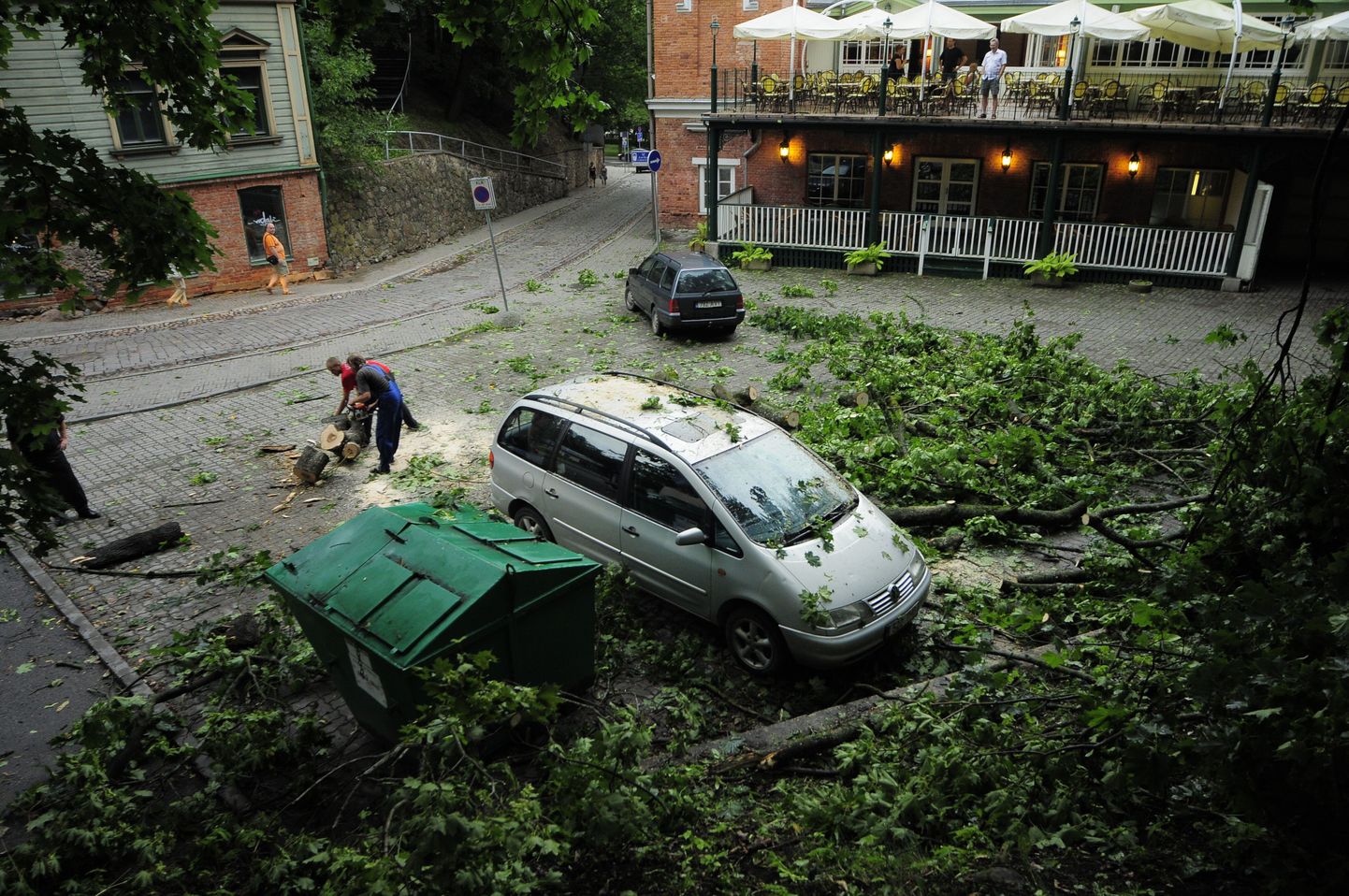 Tormimurd Tartus Vallikraavi tänaval. Tõnu Leinus (sinises) ning poeg Anti Leinus tükeldavad auto peale kukkunud puud.