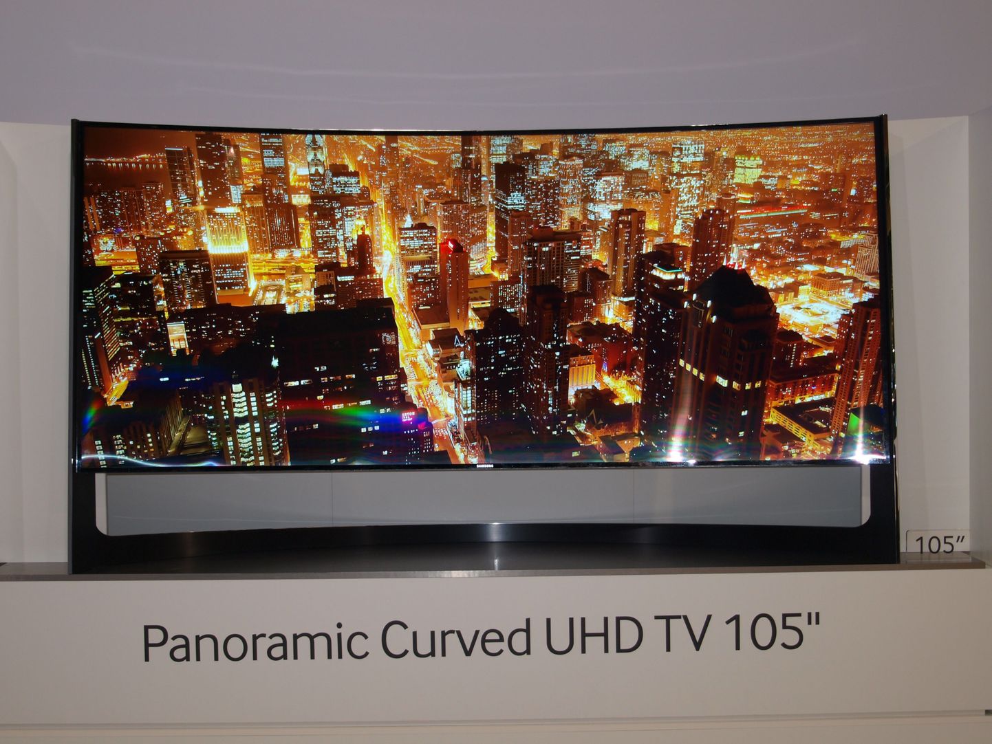 Samsungi nõgus 105-tollise ekraaniga Ultra-HD teler