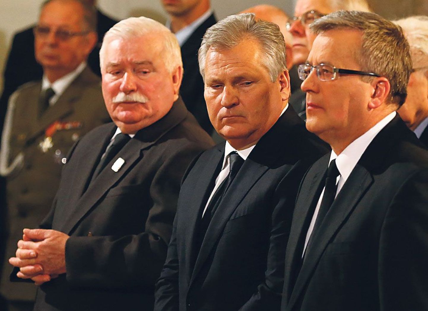 Poola president Bronislaw Komorowski (paremal) ja varasemad riigipead Aleksander Kwasniewski ja Lech Walesa 25. mail surnud Wojciech Jaruzelski leinatalitusel.