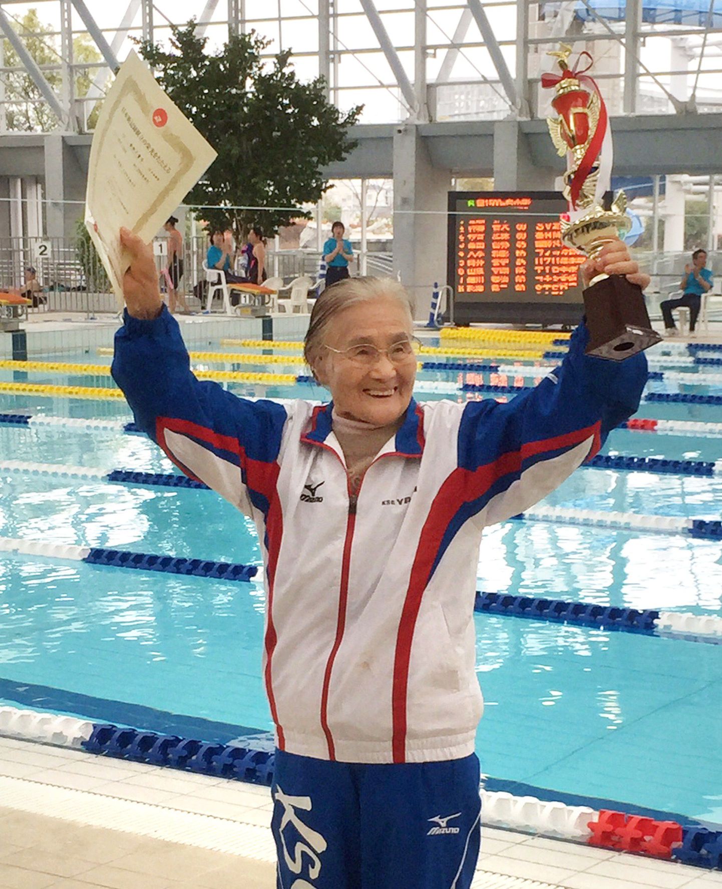 100-aastane Mieko Nagaoka pärast järjekordse rekordi püstitamist