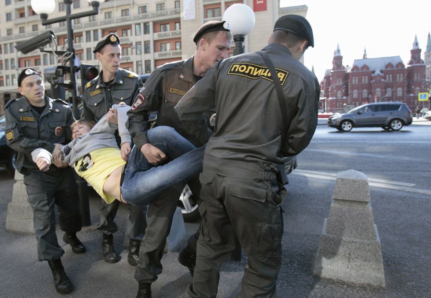 Vene politseinikud pidasid üleeile riigiduuma ees kinni 71 demokraatlike vabaduste piiramise vastu protestinud inimest. Neist 57-le koostati väärteoprotokoll.