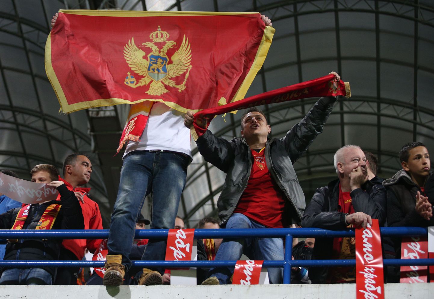 Montenegro jalgpallifännid tekitavad tekitavad kaasmaalastes piinlikust