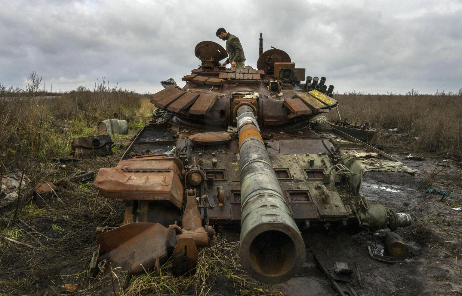Ukraina sõdur uurib Vene tanki, mis sai tõsiselt kahjustada Harkivi lähedal.