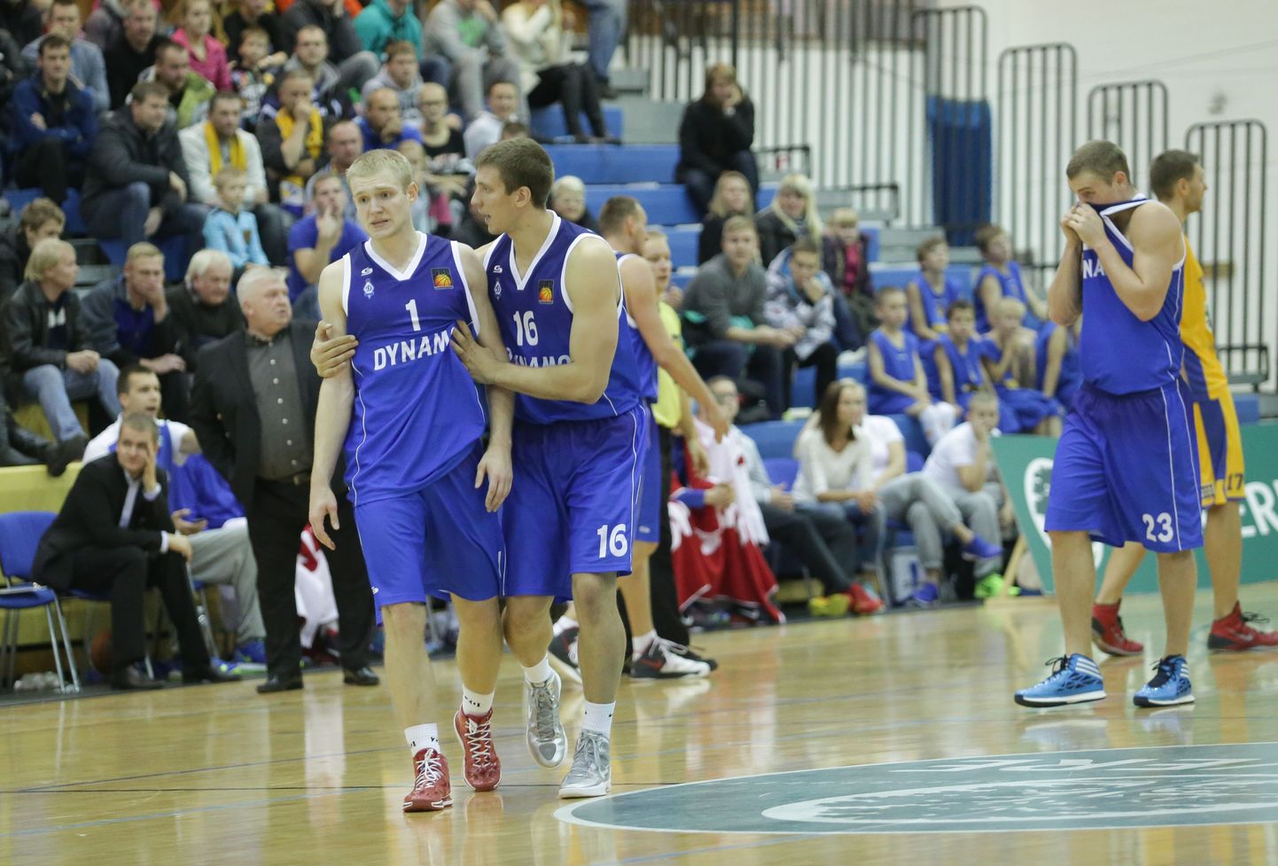 Московское "Динамо" во время матча Балтийской баскетбольной лиги в Раквере.