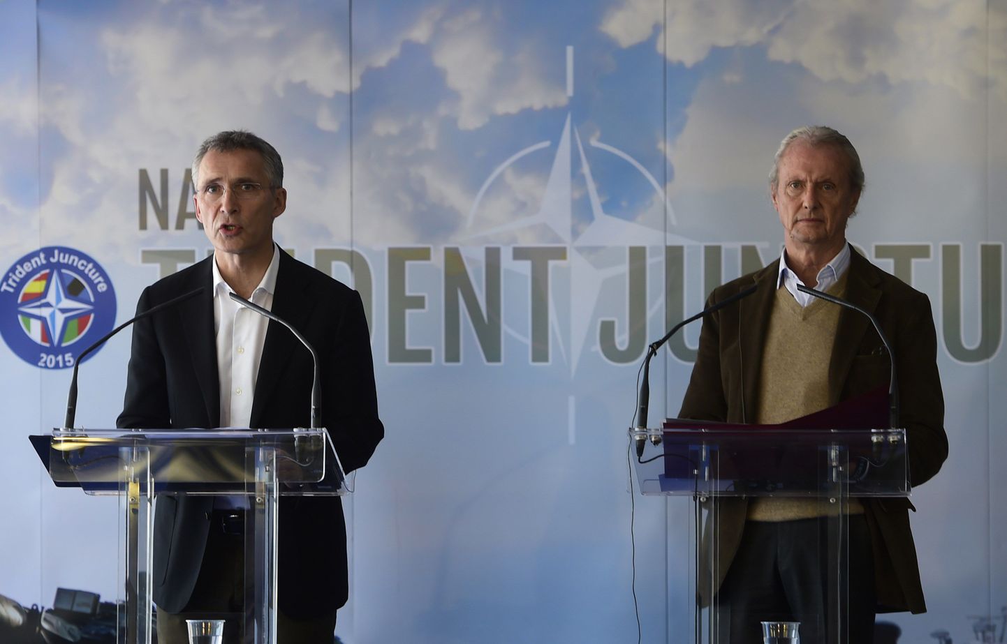 NATO peasekretär Jens Stoltenberg (vasakul) koos Hispaania kaitseministri Pedro Morenesiga andmas pressikonverentsi Trident Juncture õppusel.