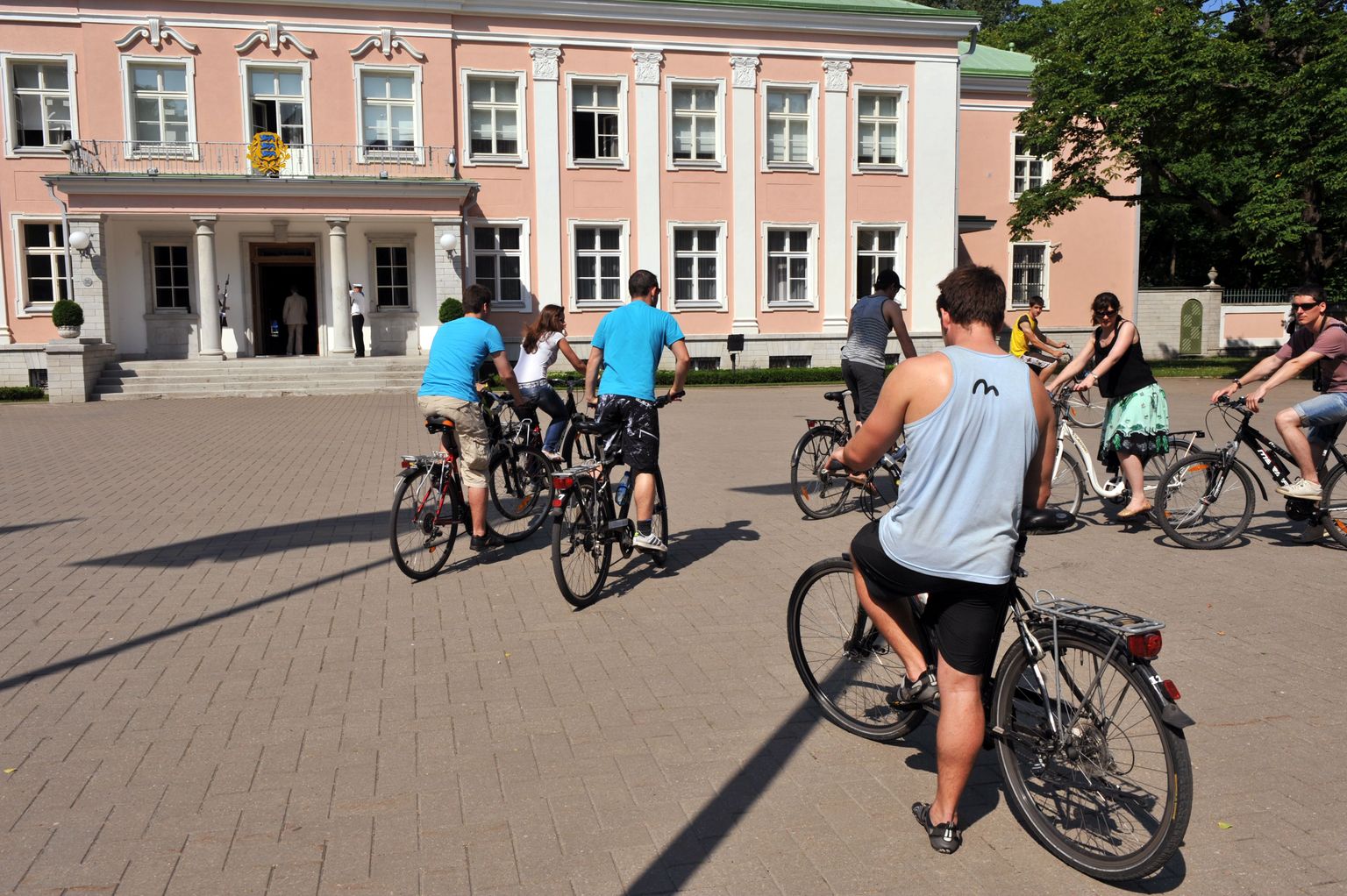 Turistid Kadrioru lossi ees.