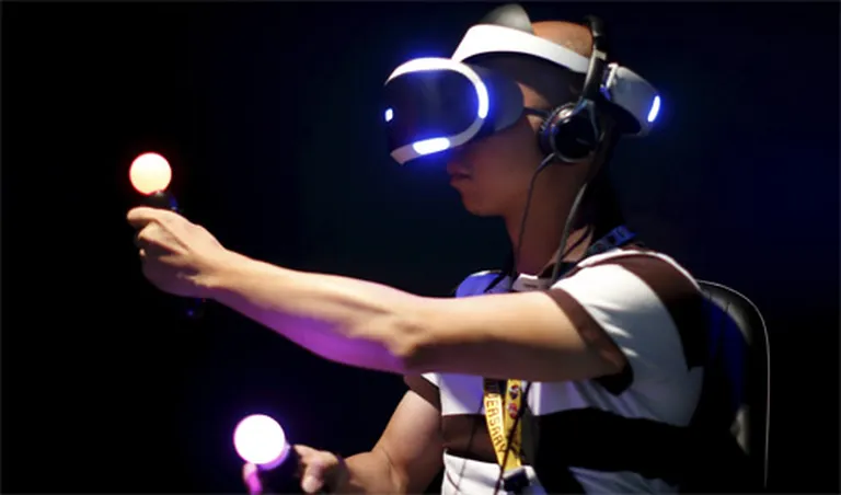 PS4 komplektā ar virtuālās realitātes brillēm 