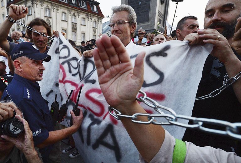 Valitsusvastased meeleavaldused Poolas. Foto: Czarek Sokolowski/AP/Scanpix