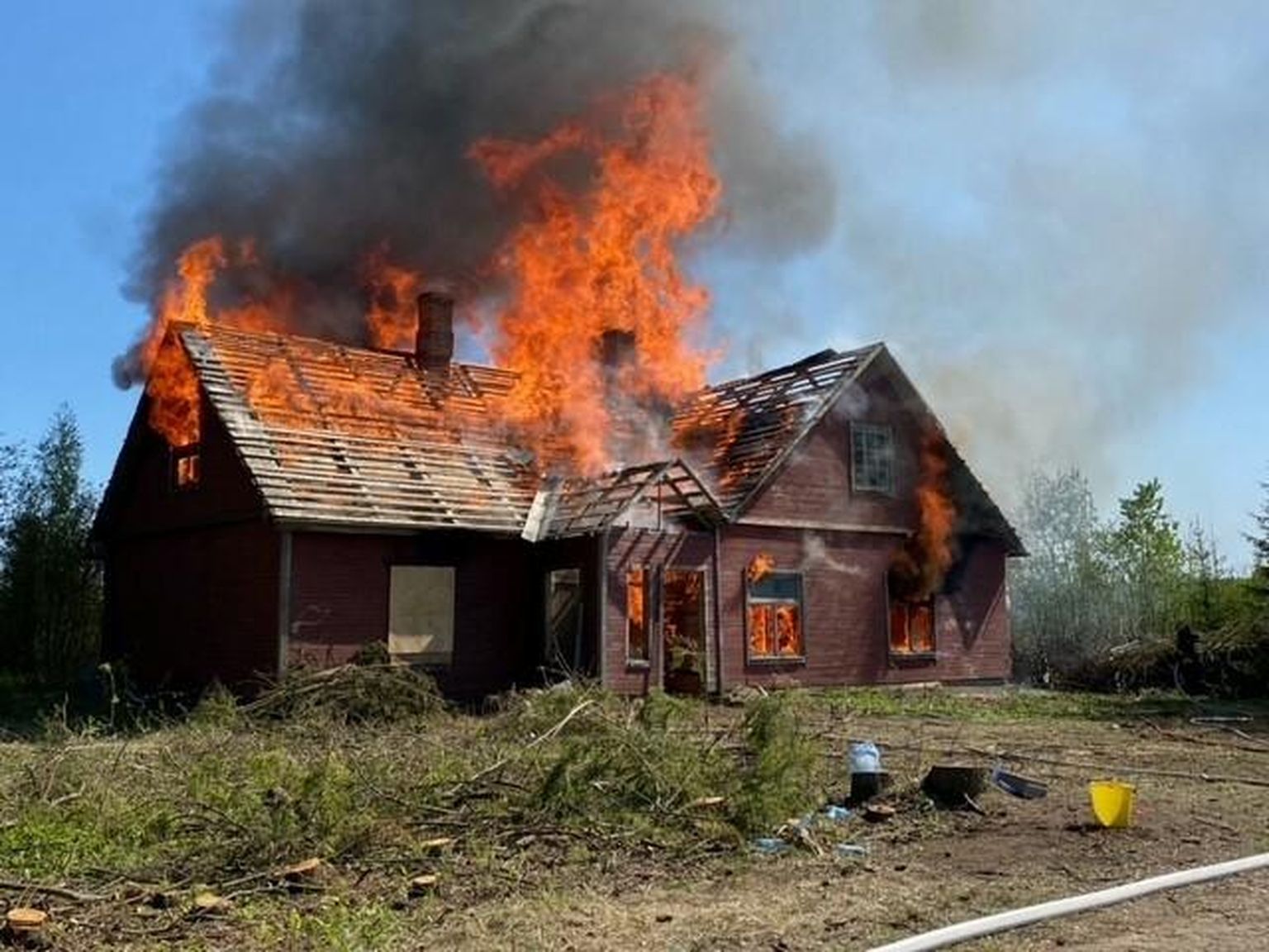 Selleks et kätt harjutada ja kogemusi ammutada, panid päästjad tule otsa tühajana seisvale vanale majale.