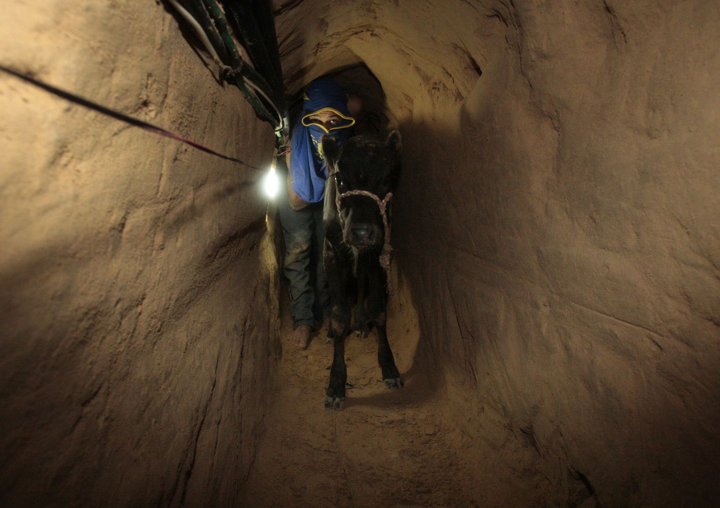 Palestiinlasest salakaubavedaja ühes arvukatest tunnelitest.