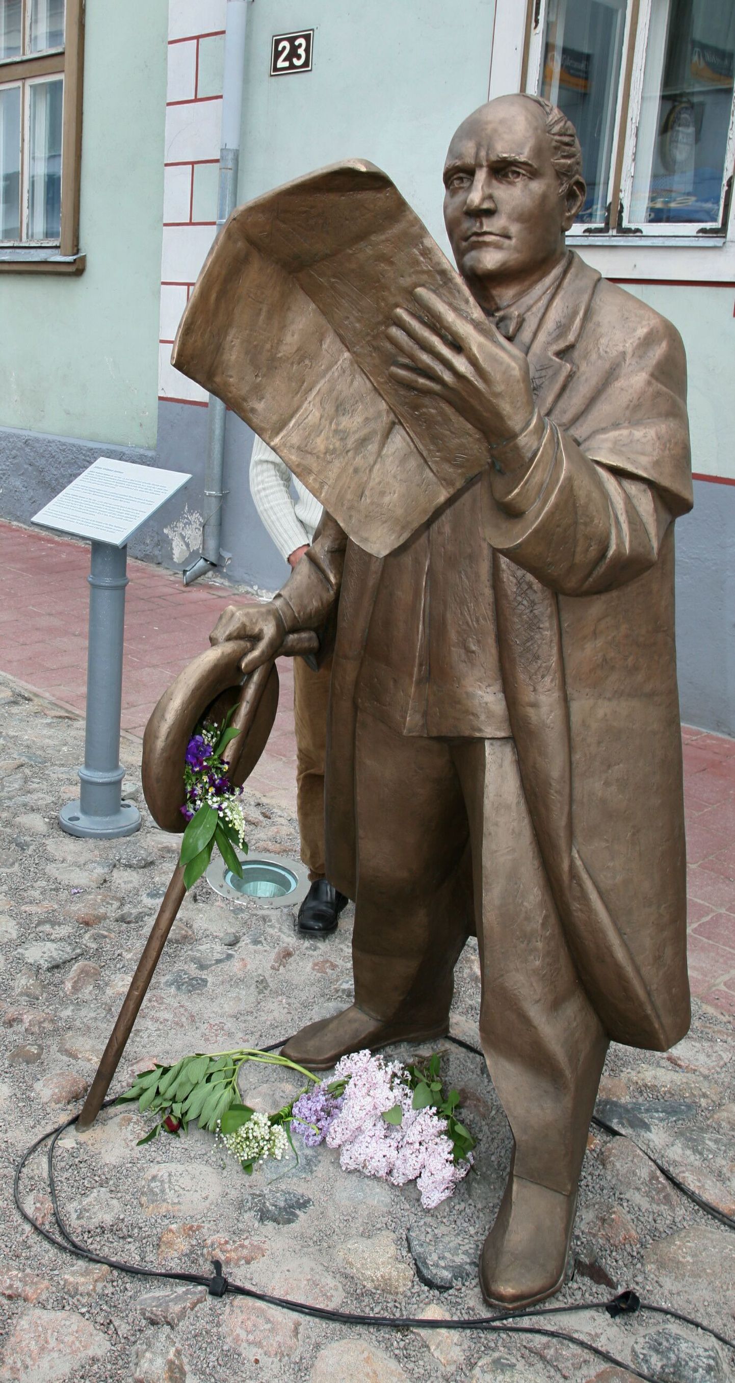 Johann Voldemar Jannseni kuju Pärnus Rüütli tänaval.