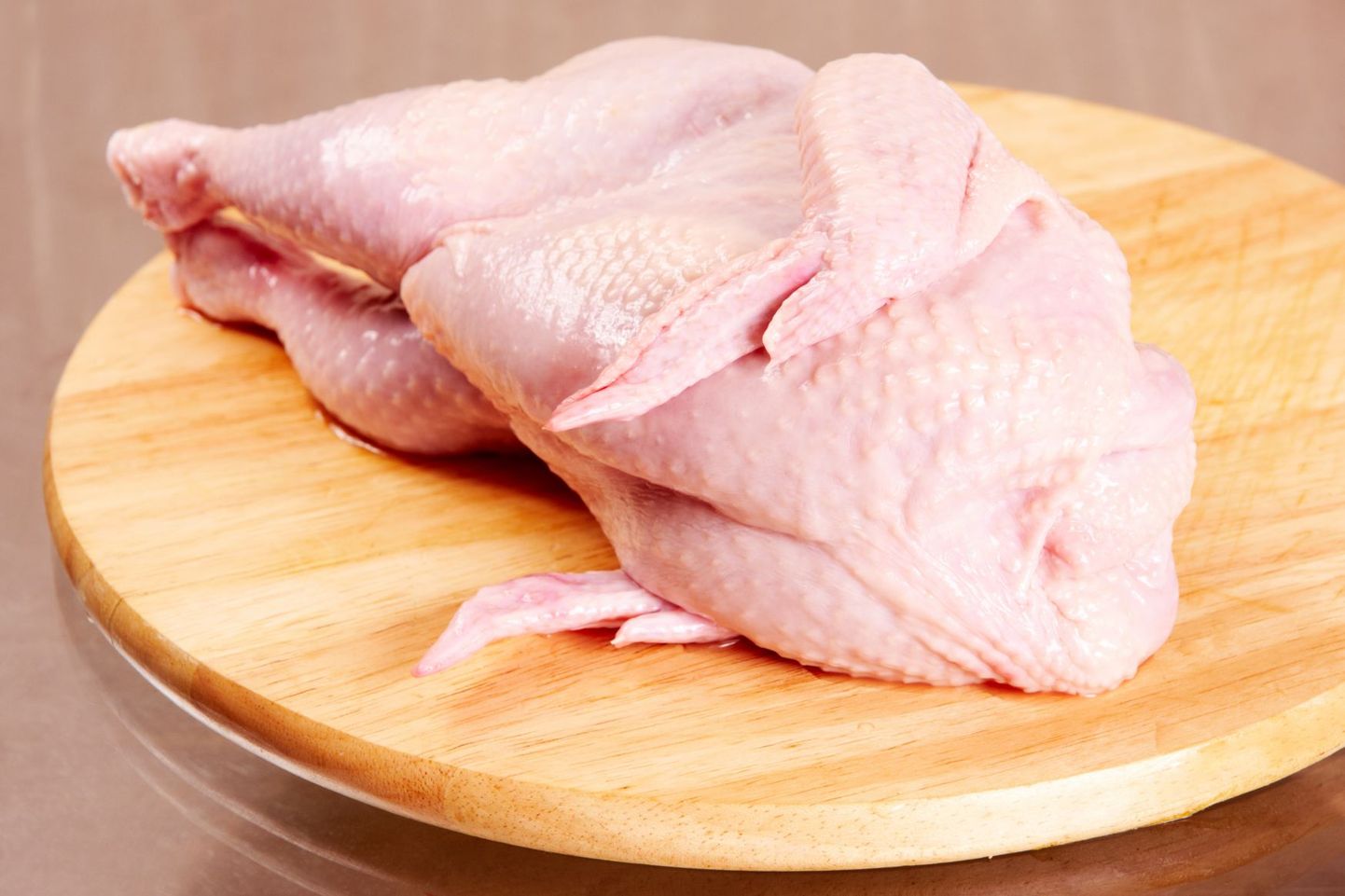 Toore kana pesemine levitab haigustekitajaid.